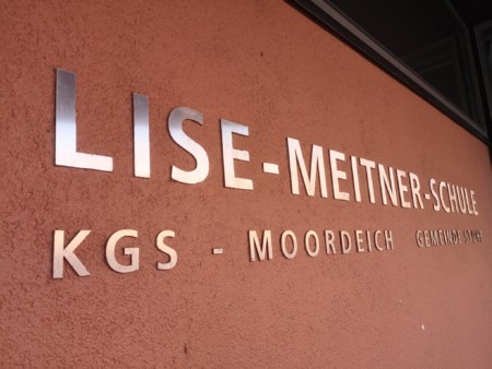 Der Schriftzug "Lise-Meitner-Schule" am Haupteingang