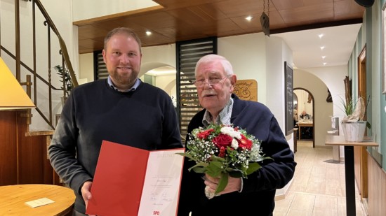 Dennis True übergibt Helmut Maaß die Ehrenurkunde für 60-jährige Mitgliedschaft